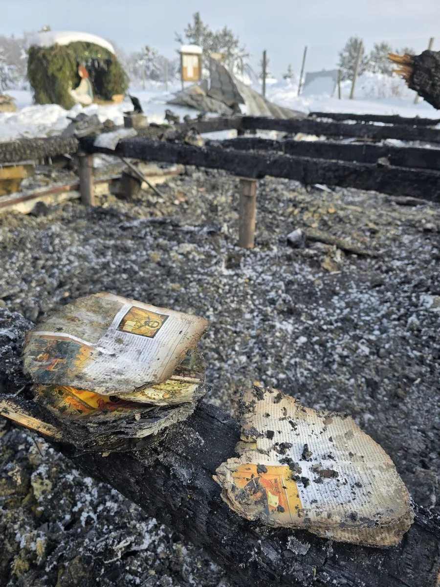 Обгоревшие иконы и книги