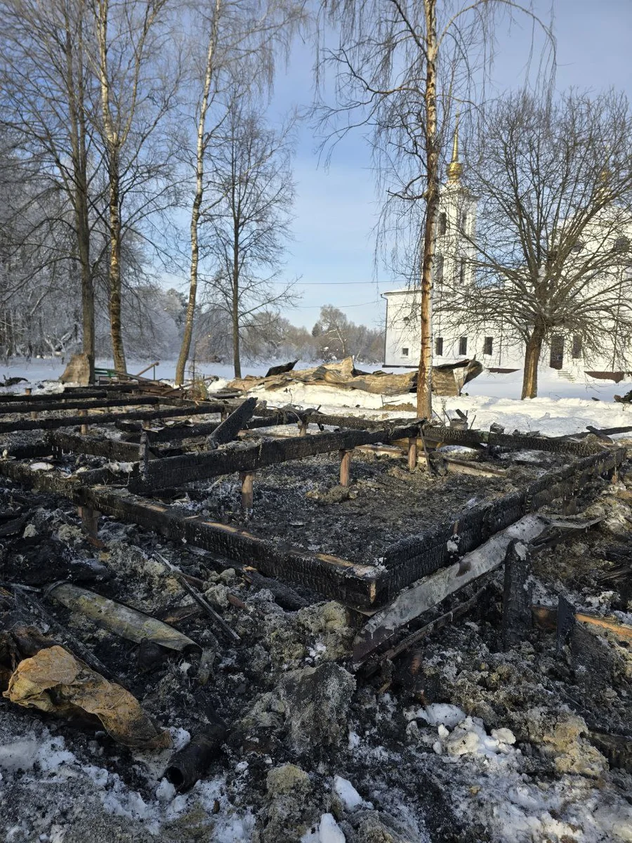Пепелище с храмом вдали