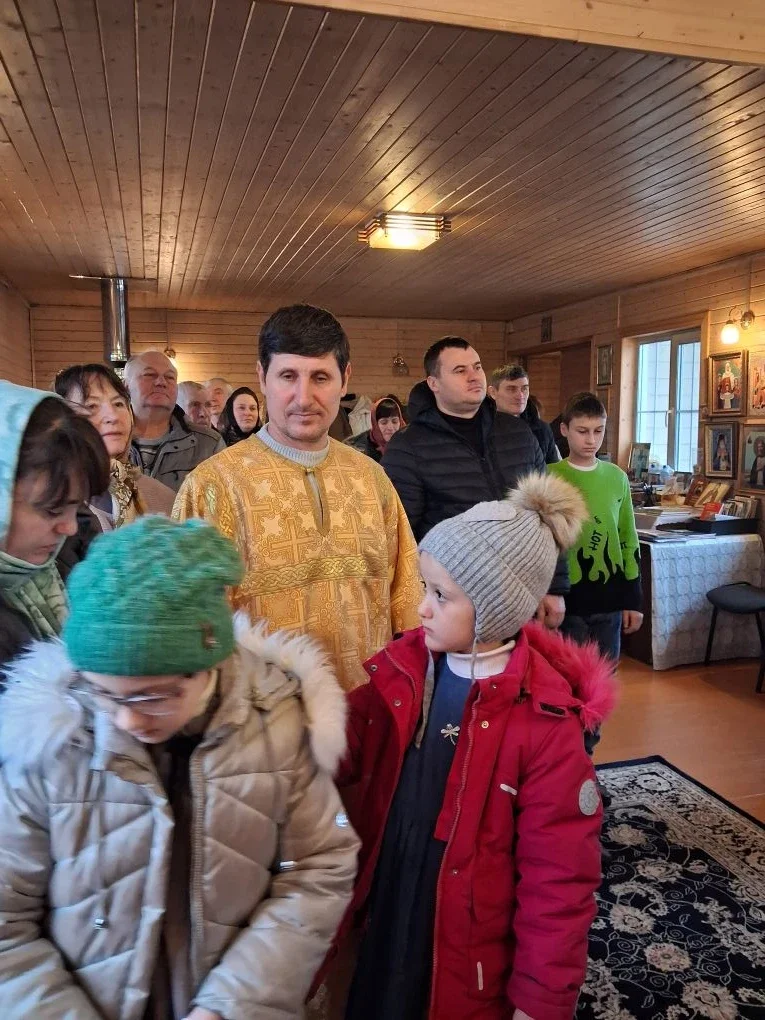 Священник с детьми