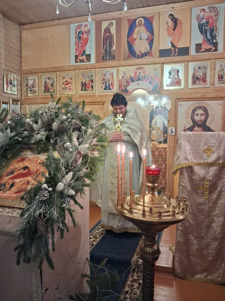 Священник у иконостаса