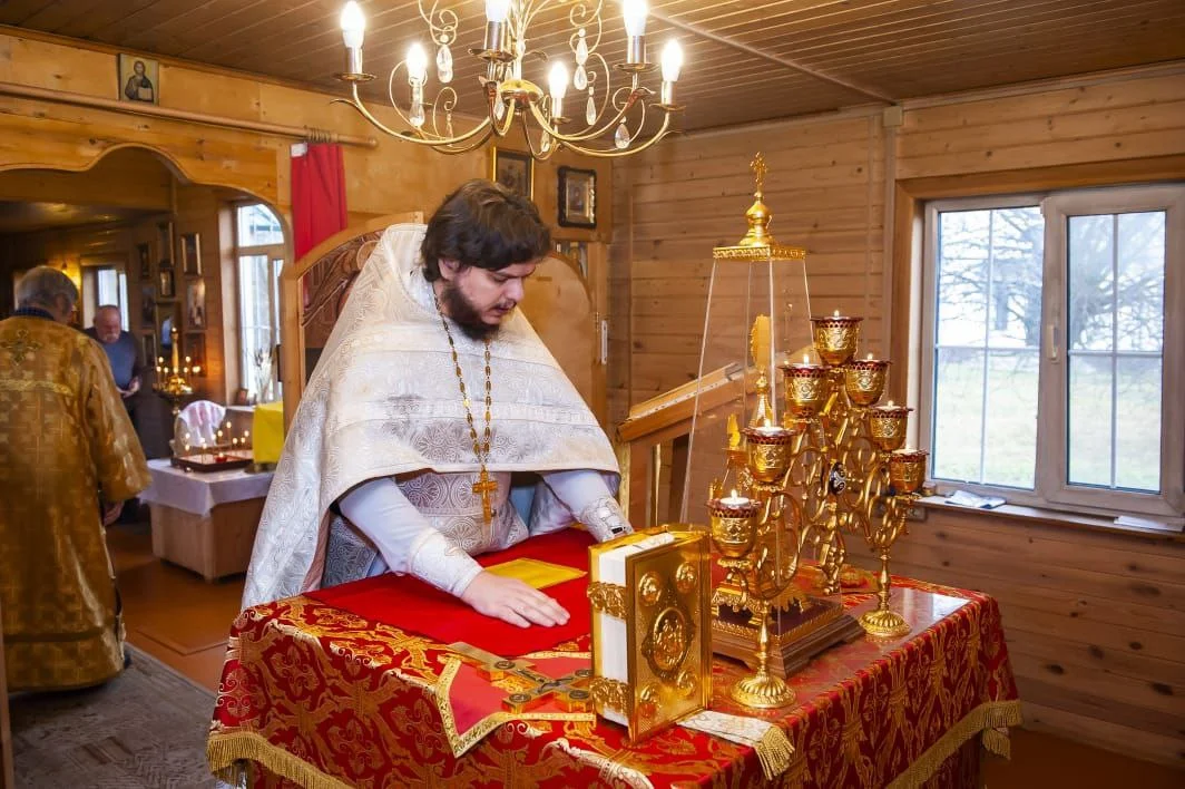 Священник у престола